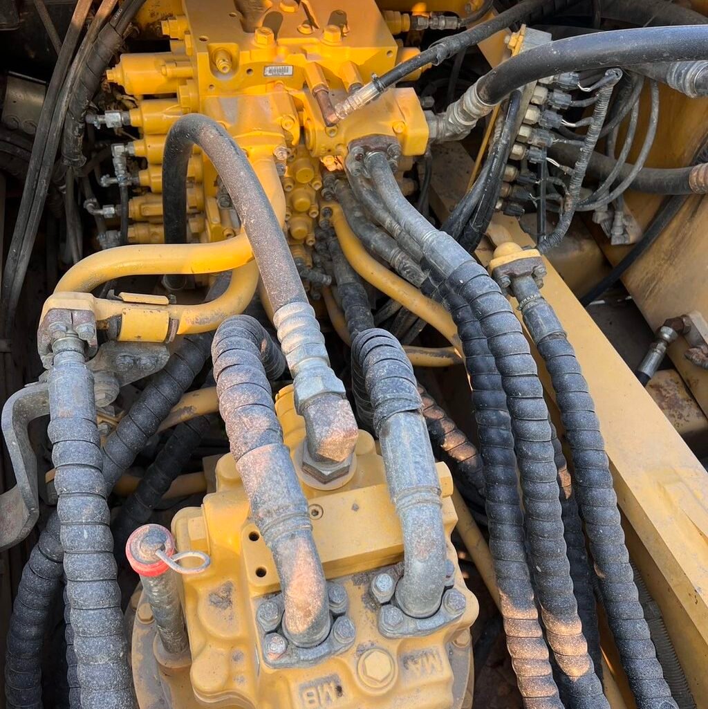 Used Excavator Inspection Guide: Assessing the Condition of Tracks and Sprockets